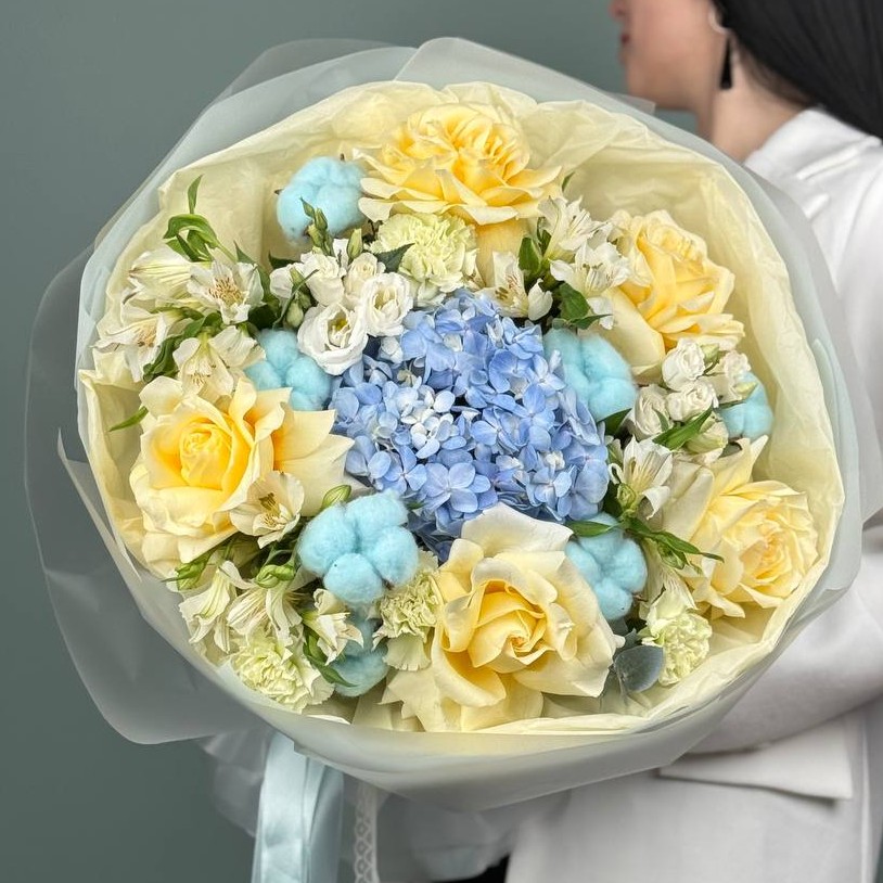 Гортензия и французские розы