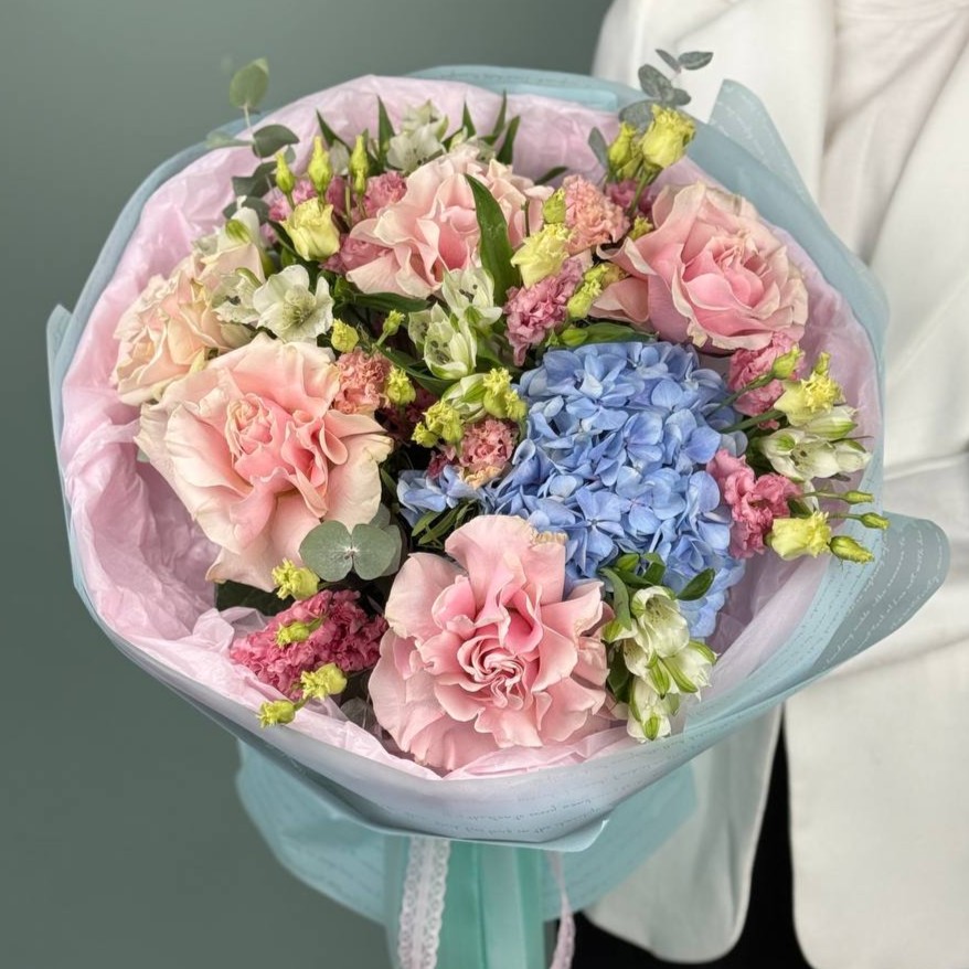 Гортензия и розовые розы