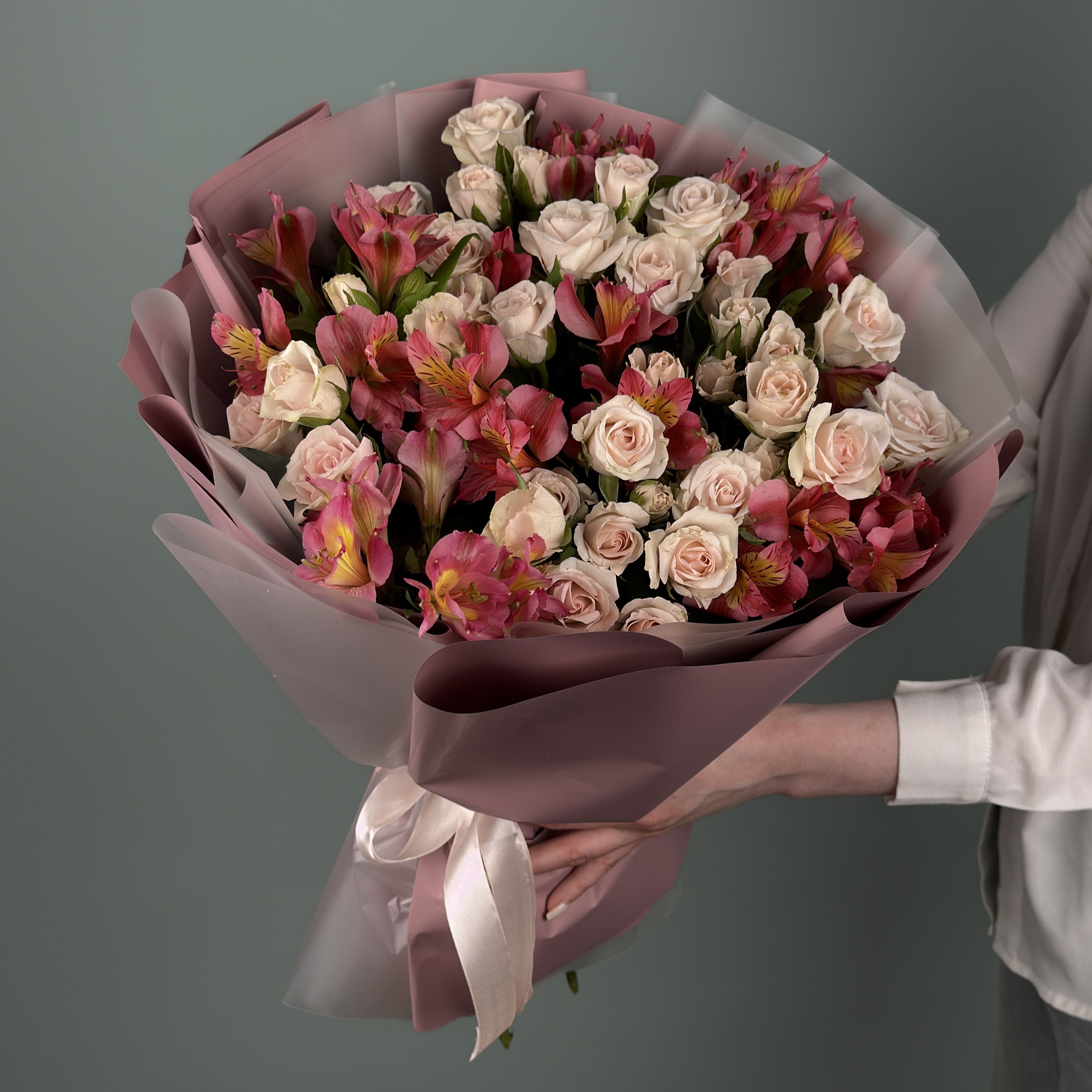 Кустовые розы и альстромерии