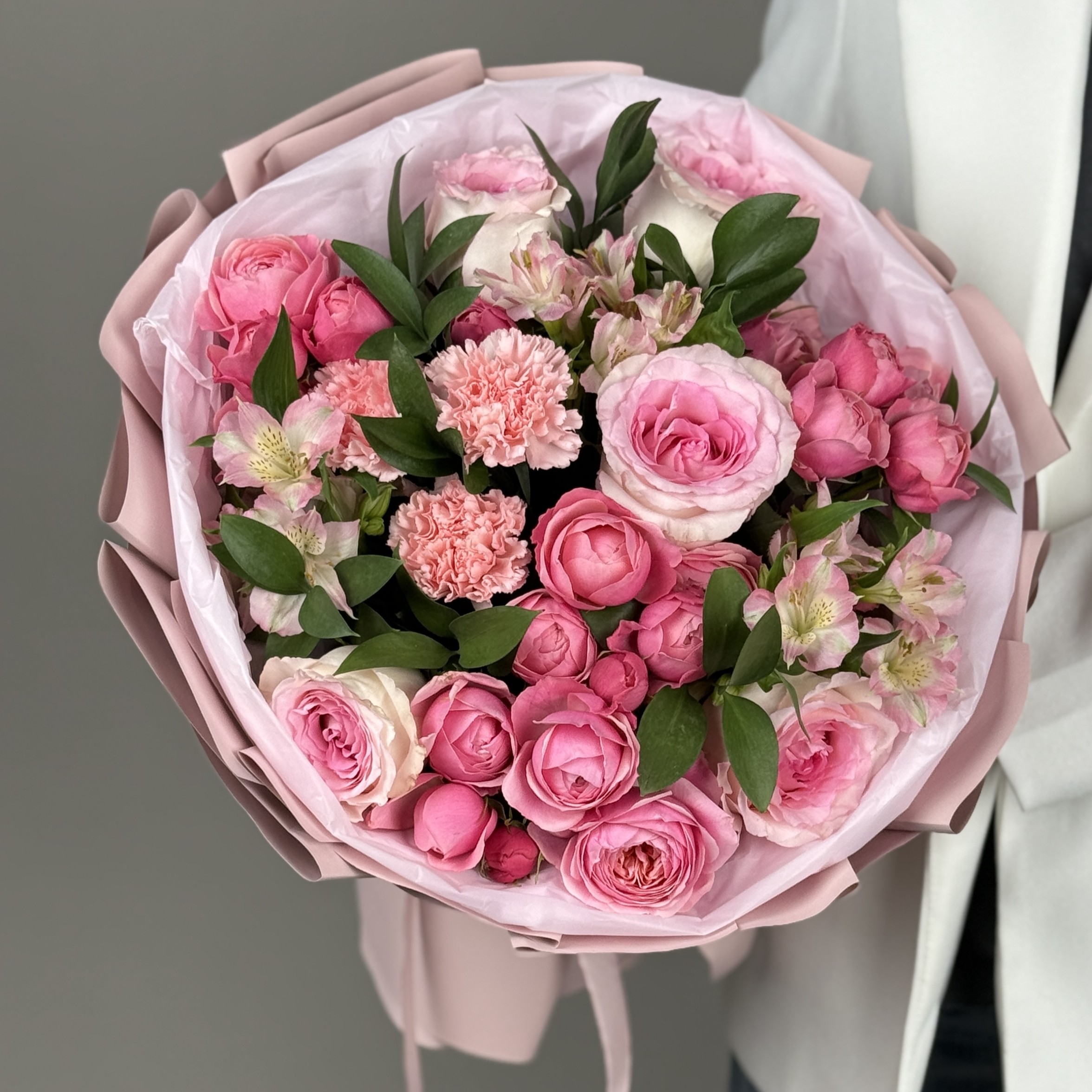 Пионовидные розы розовые