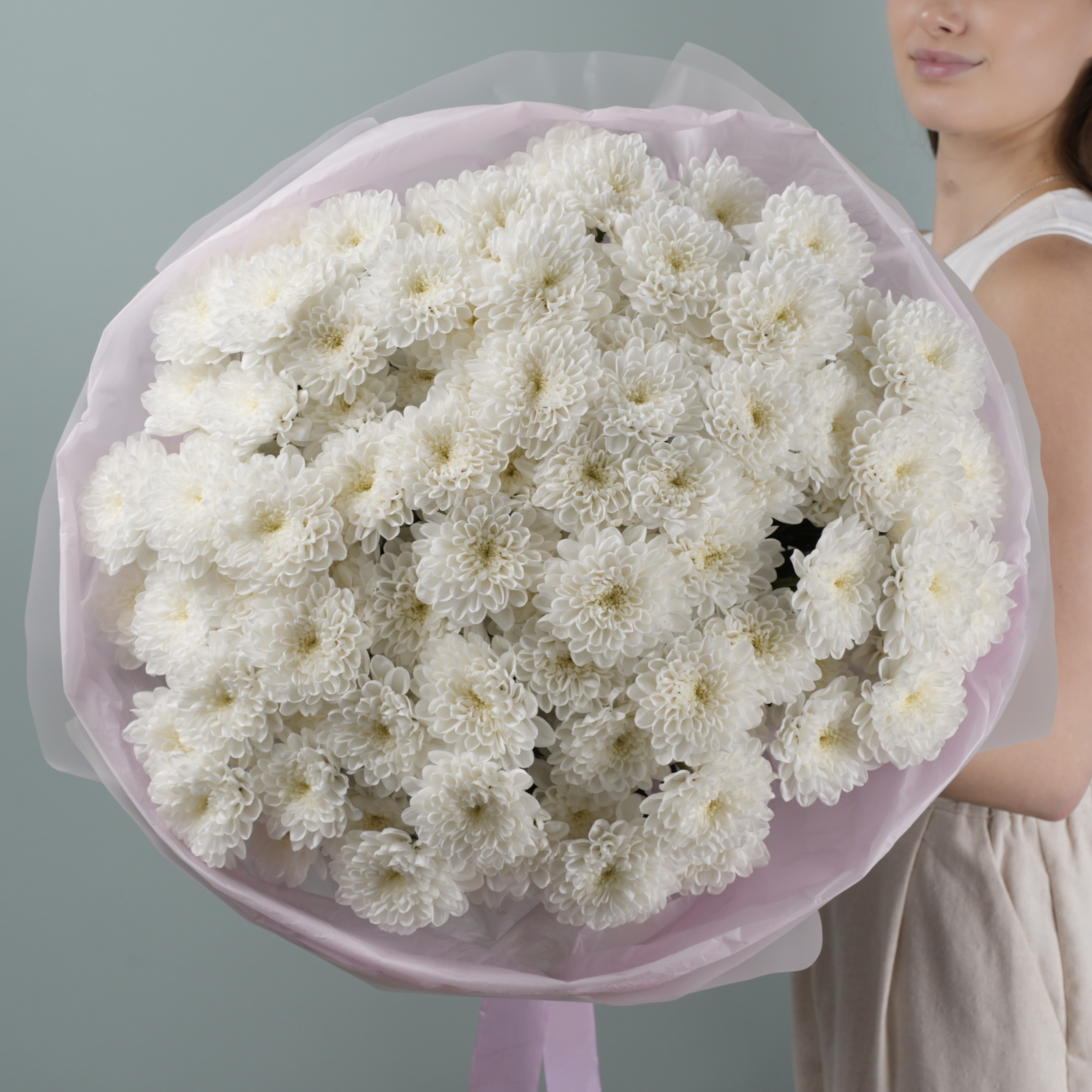 Большой букет белых хризантем