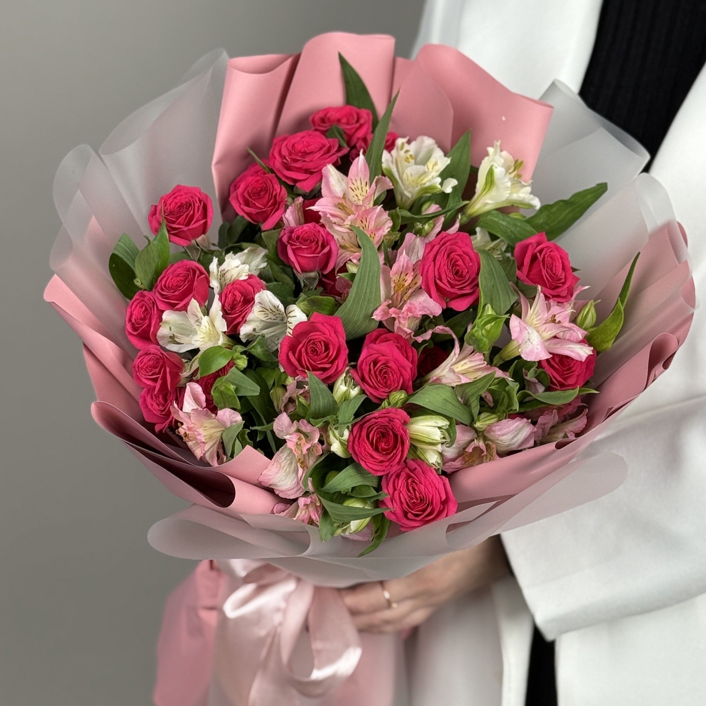 Кустовые розы и альстромерии