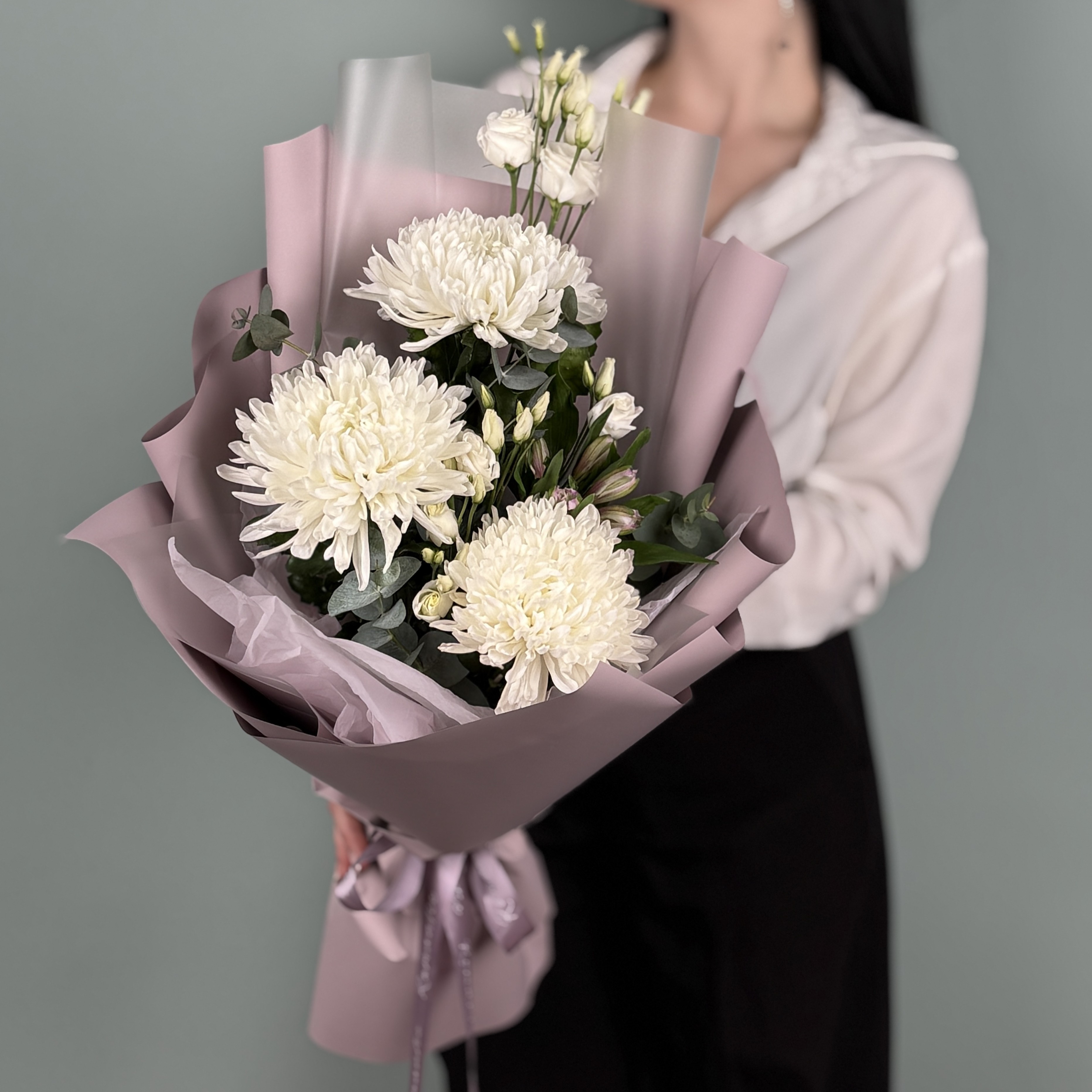 Хризантемы и эустомы