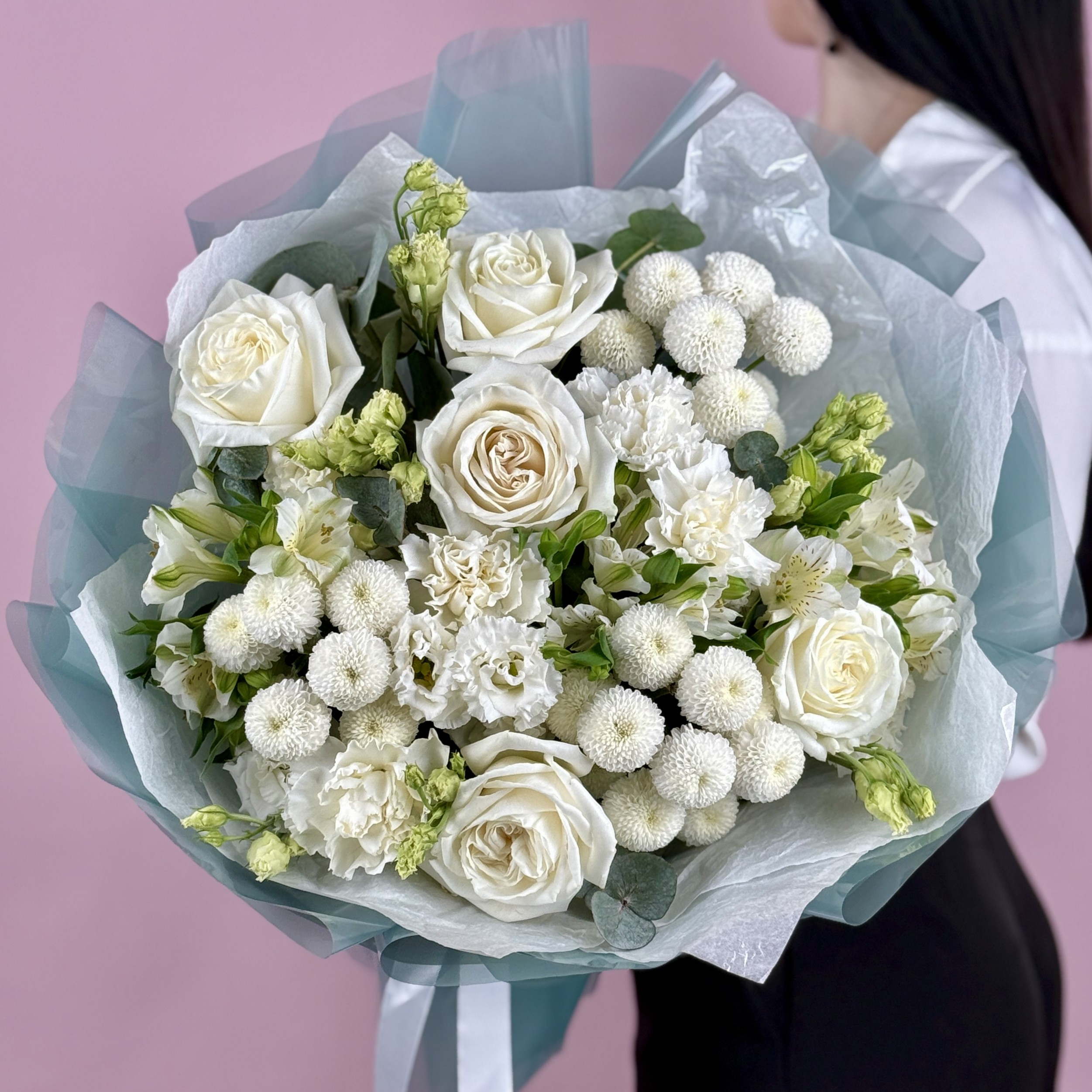 Белые пионовидные розы и эустомы