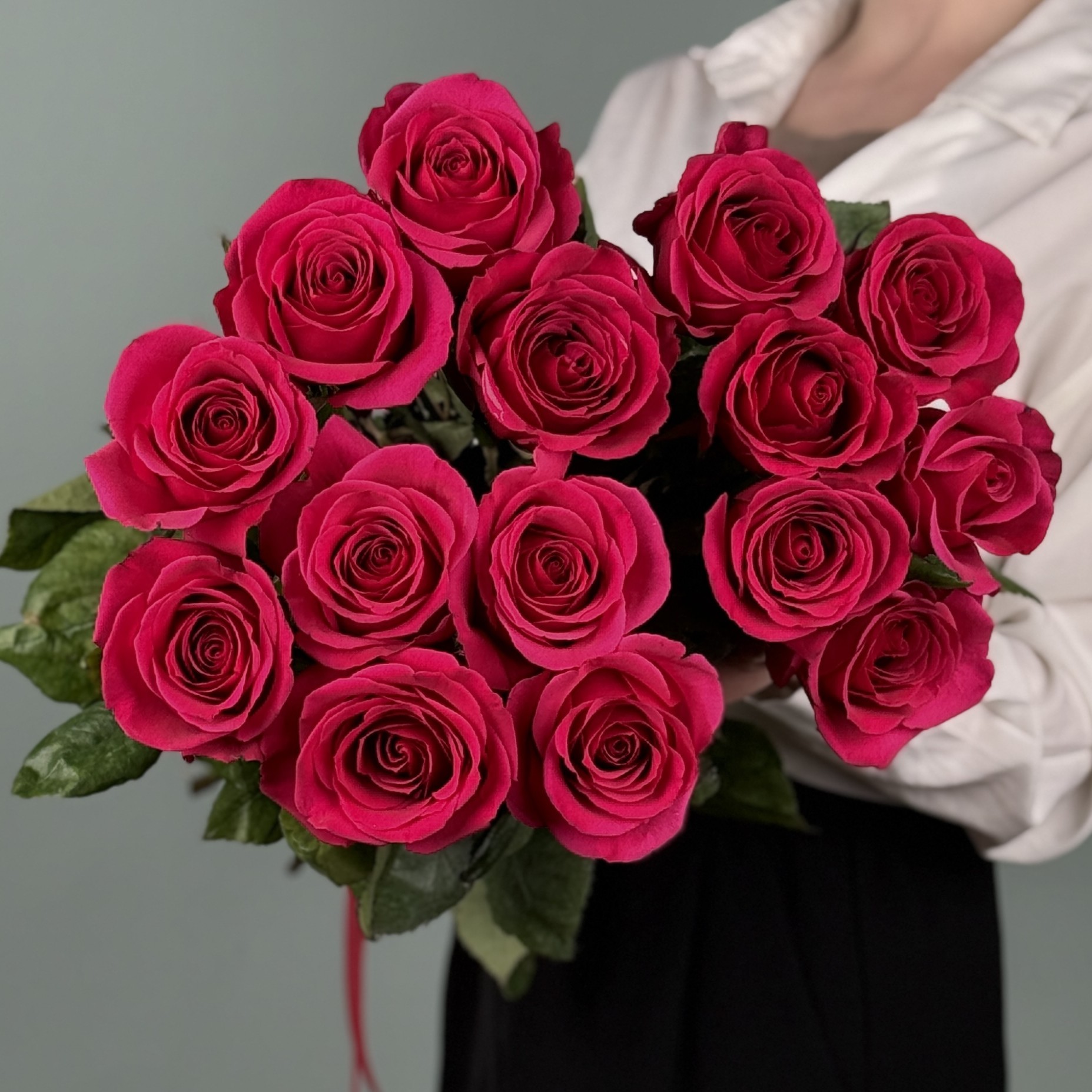 15 малиновых роз