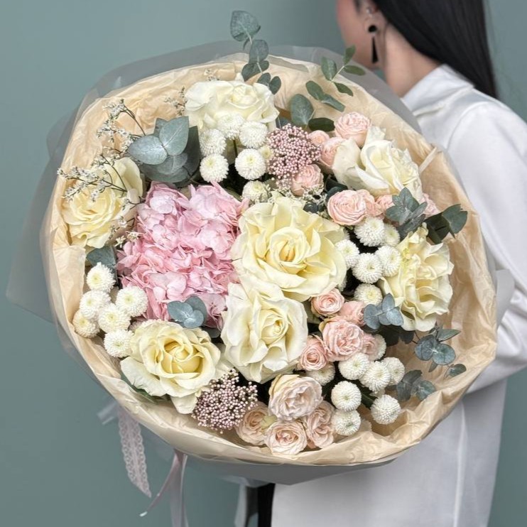 Французские розы и гортензия