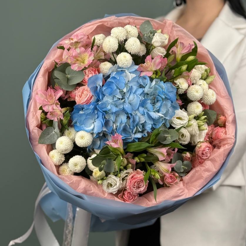 Голубой букет с кустовыми розами