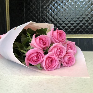 Букет из 7 розовых роз в пленке