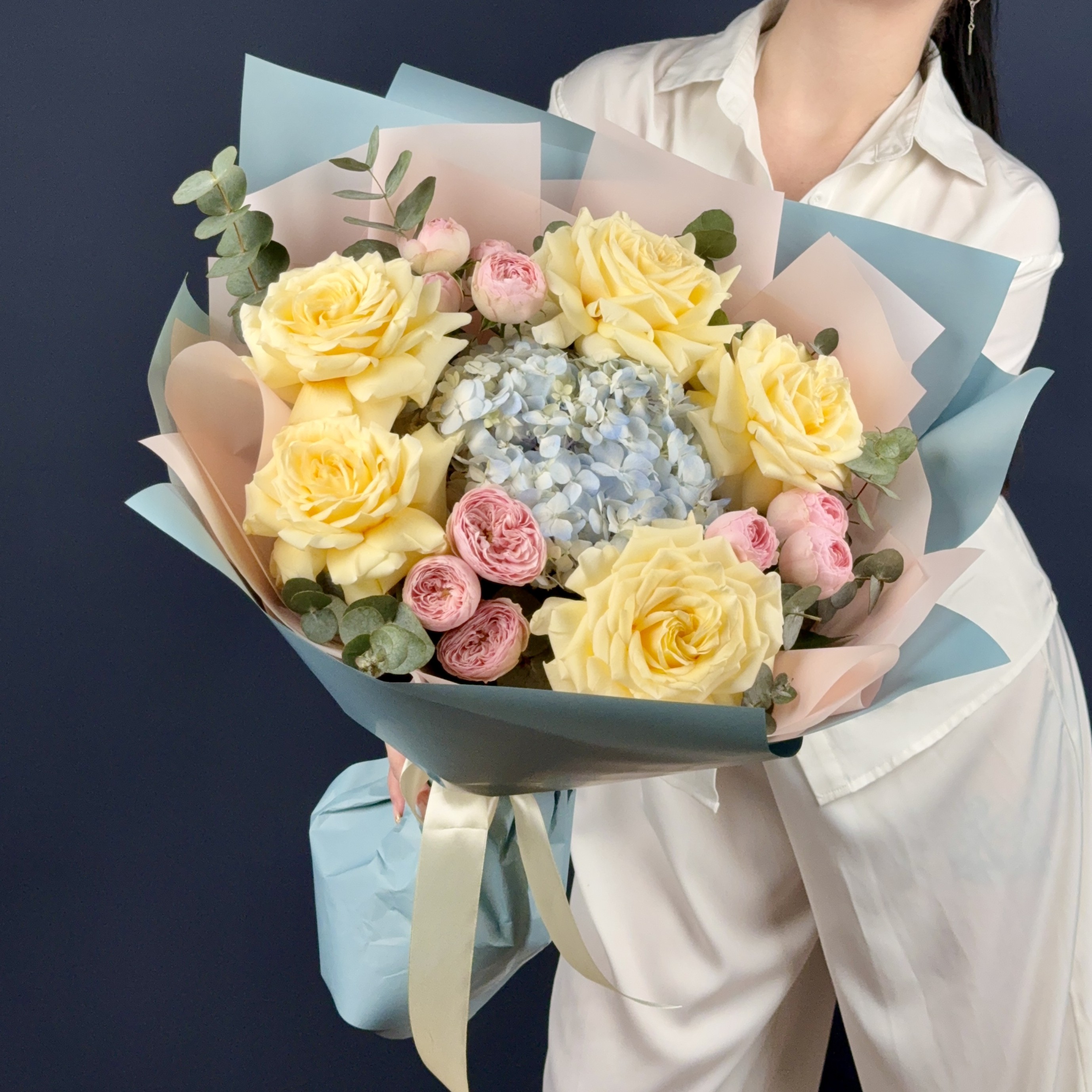 Пионовидные розы и гортензии