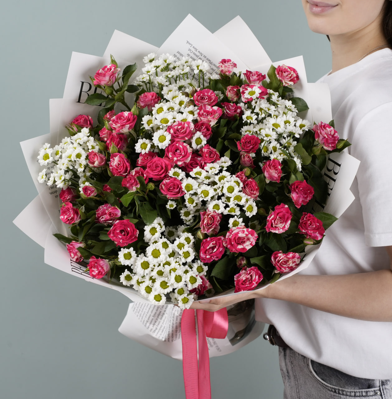 Ромашки и кустовые розы