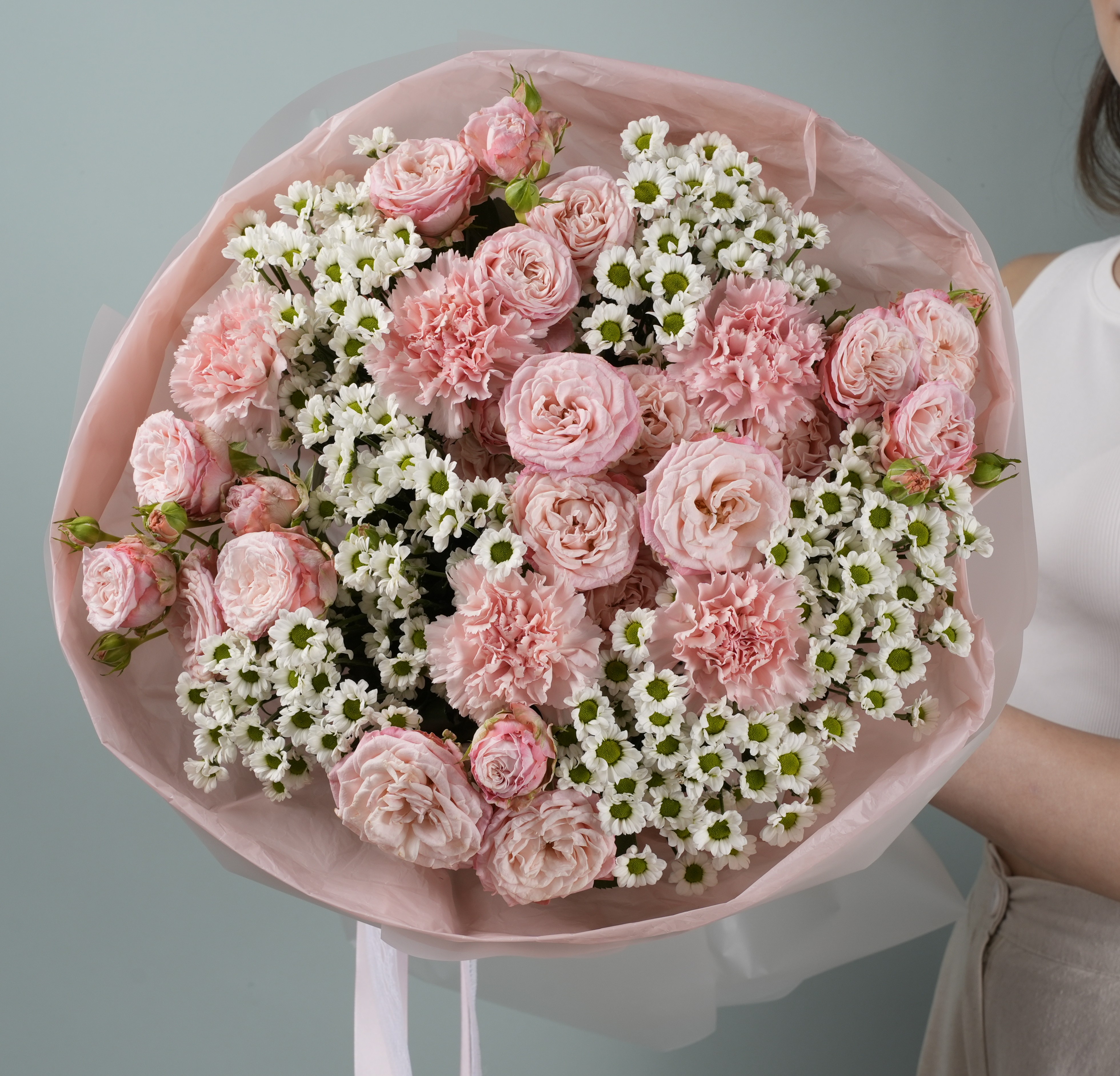 Ромашки и кустовые розы