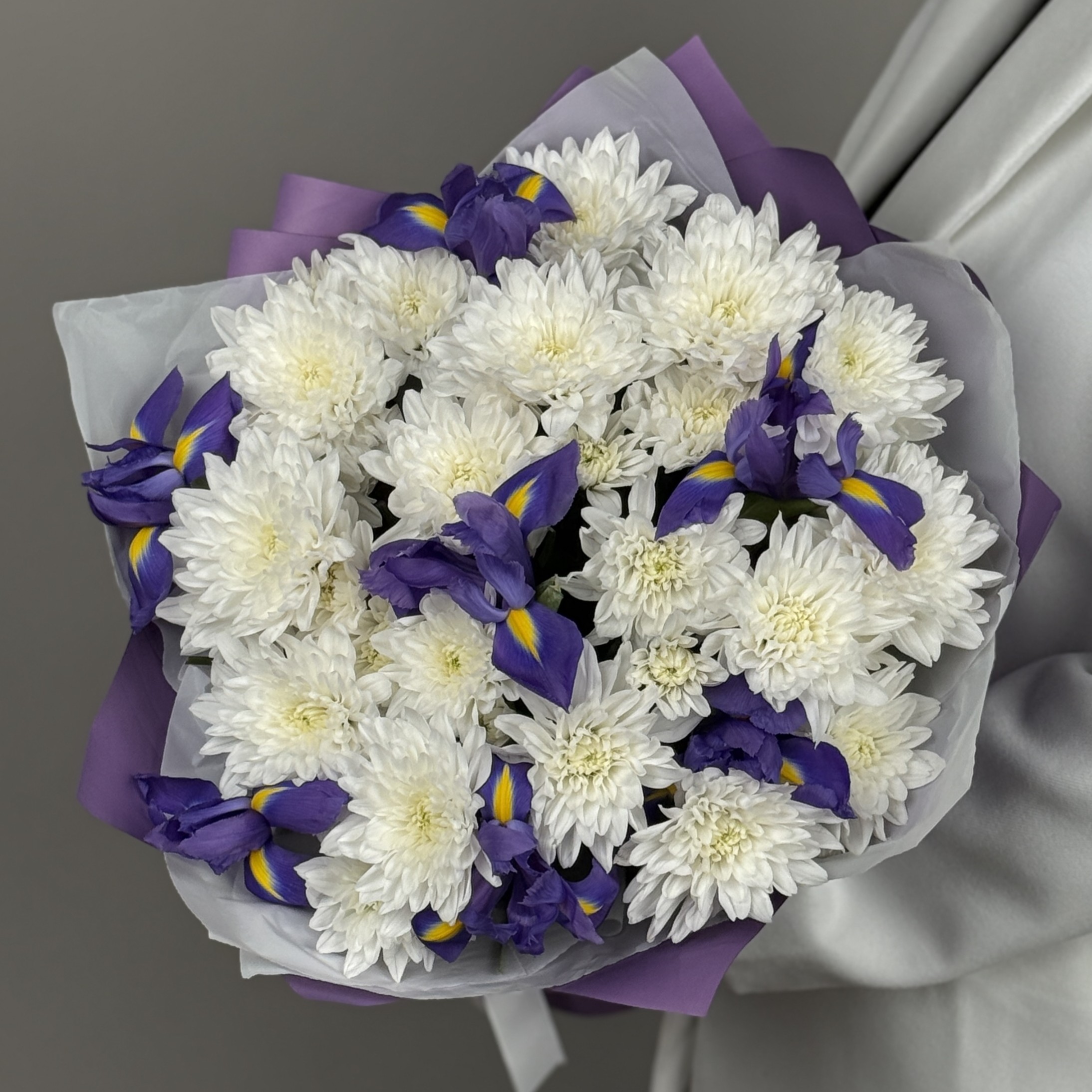 Ирисы и хризантемы