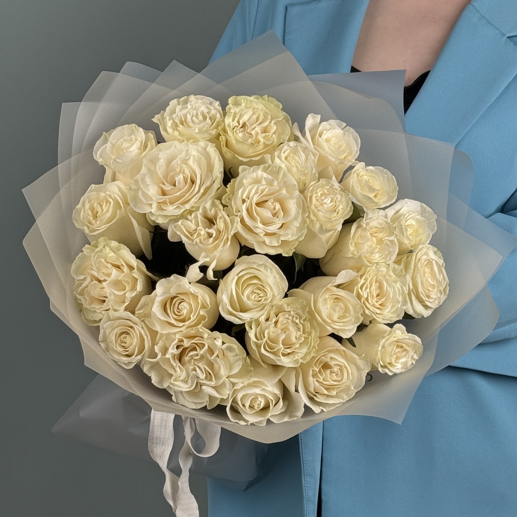 25 белыых роз