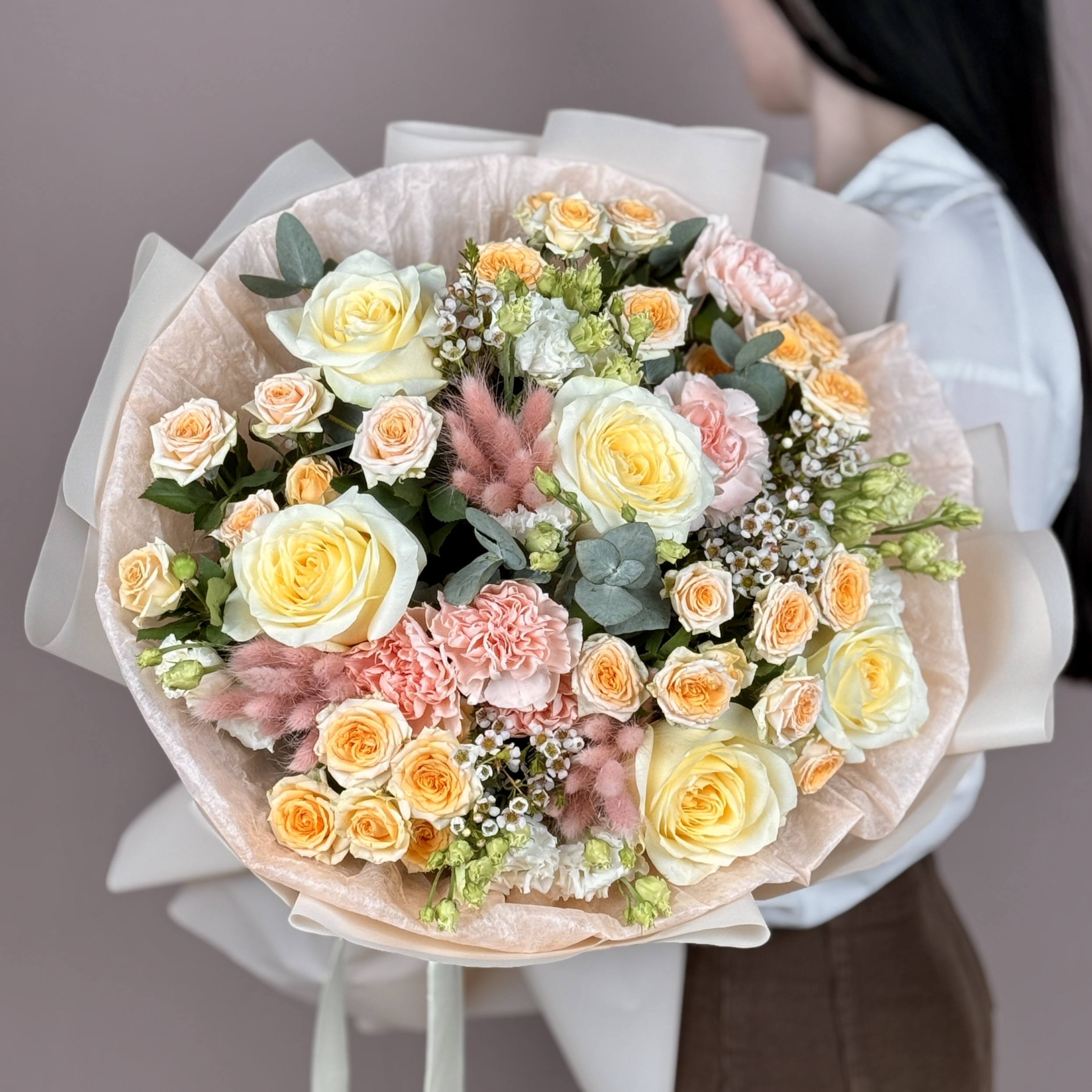 Пионовидные розы и эустомы