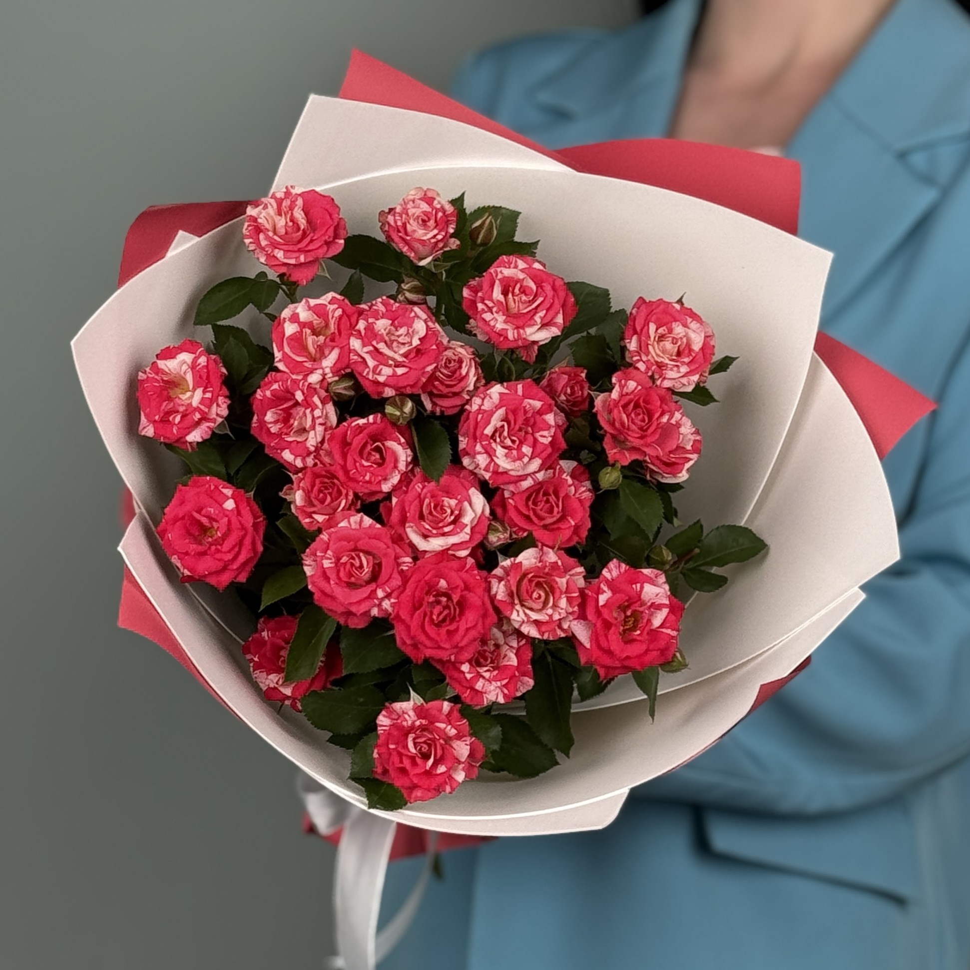 Мраморные кустовые розы